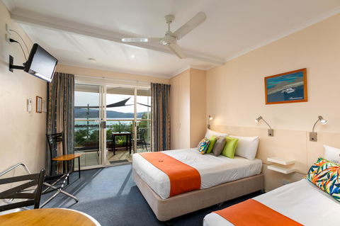 Sunlit Waters Studio Apartments - Accommodation ACT 19