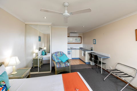 Sunlit Waters Studio Apartments - Accommodation ACT 13