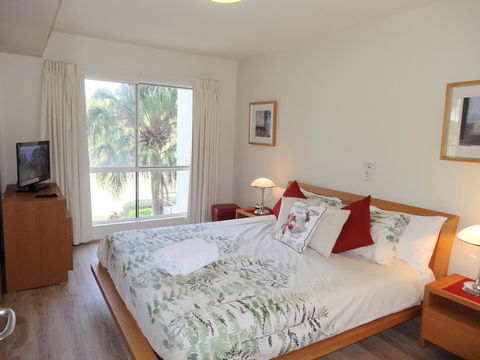 Waterfront Resort Villa With Buggy - Accommodation ACT 15