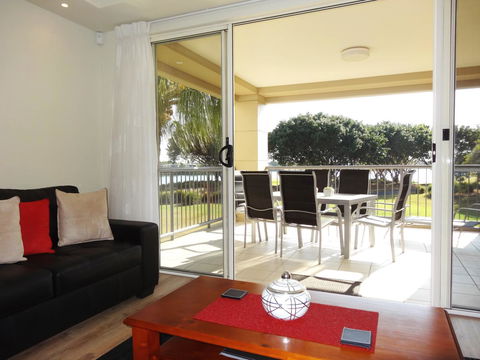 Waterfront Resort Villa With Buggy - Accommodation ACT 20