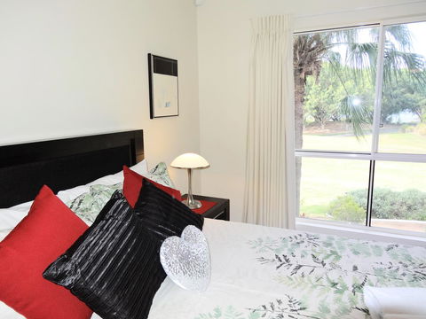 Waterfront Resort Villa With Buggy - Accommodation ACT 11