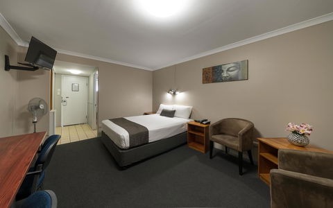 Cosmopolitan Motel & Serviced Apartments - Accommodation ACT 5