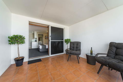 Cosmopolitan Motel & Serviced Apartments - Accommodation ACT 18
