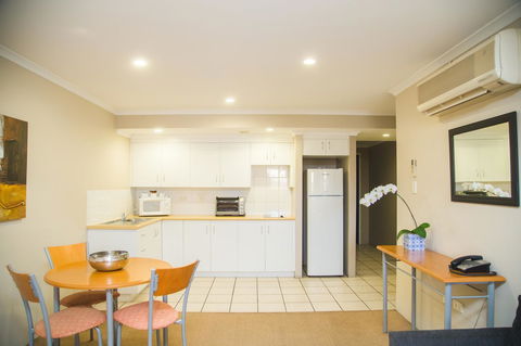 Cosmopolitan Motel & Serviced Apartments - Accommodation ACT 19