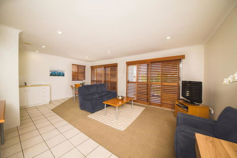 Cosmopolitan Motel & Serviced Apartments - Accommodation ACT 24