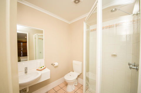 Cosmopolitan Motel & Serviced Apartments - Accommodation ACT 21