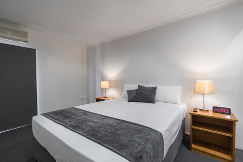 Cosmopolitan Motel & Serviced Apartments - Accommodation ACT 3