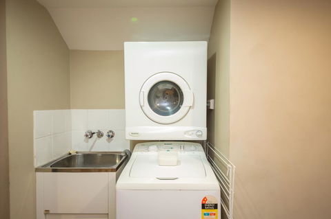 Cosmopolitan Motel & Serviced Apartments - Accommodation ACT 23