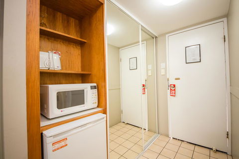 Cosmopolitan Motel & Serviced Apartments - Accommodation ACT 22