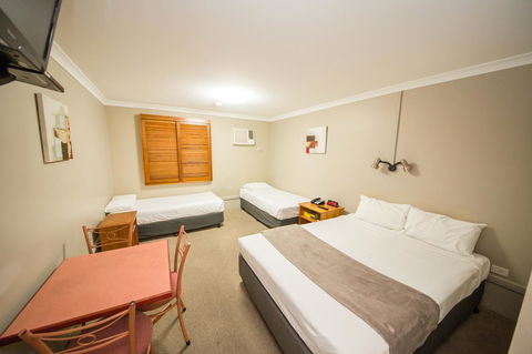 Cosmopolitan Motel & Serviced Apartments - Accommodation ACT 7