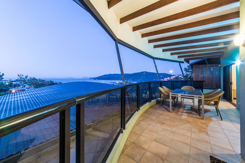 Paradise Penthouse At Waves - Airlie Beach - Accommodation ACT 24