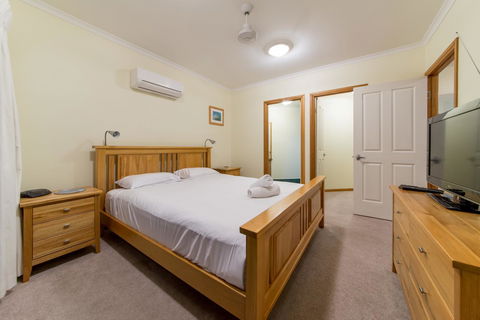 Paradise Penthouse At Waves - Airlie Beach - Accommodation ACT 12