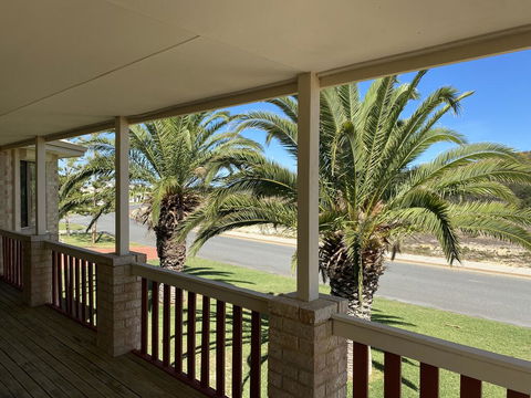 Whispering Palms - Accommodation ACT 1
