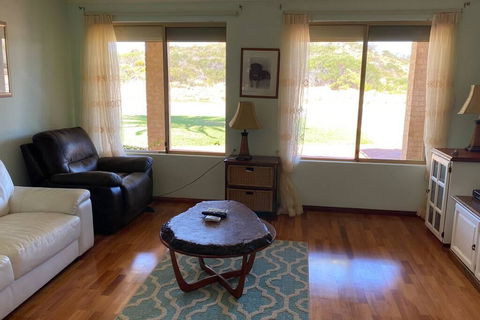 Whispering Palms - Accommodation ACT 3