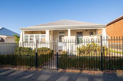 William Cottage Central Heritage Home - Accommodation ACT 3