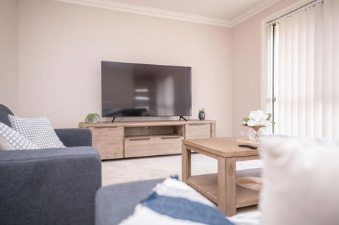 Wonderful Windred Modern, Comfy, Quiet - Accommodation ACT 3