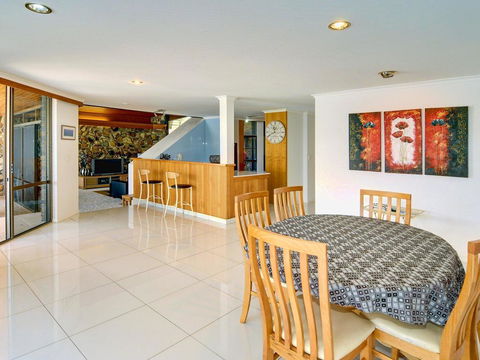 Yulunga 20 - 4 BDRM Canal Home With Pool - Accommodation ACT 2