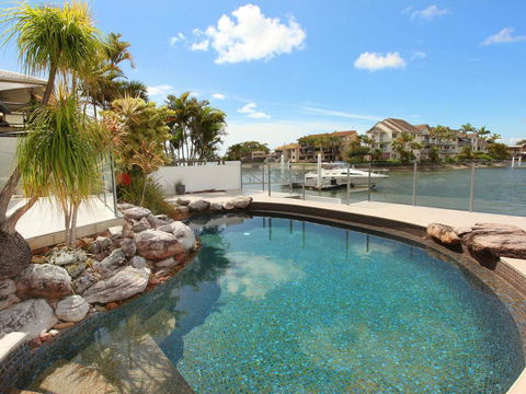 Yulunga 20 - 4 BDRM Canal Home With Pool - Accommodation ACT 0