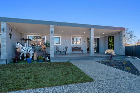 Zoo Villas: Villa Giraffe - Central Wynyard - Accommodation ACT 2