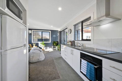 Zoo Villas: Villa Giraffe - Central Wynyard - Accommodation ACT 1