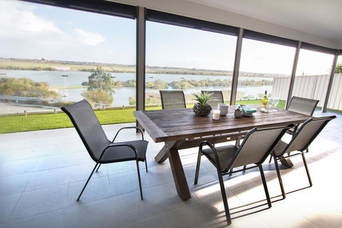 Serenity And Sweeping Murray River Views - Accommodation ACT 1