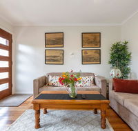 Spacious Bungalow5min walk to station5min to Box HillWiFiParking - Accommodation ACT