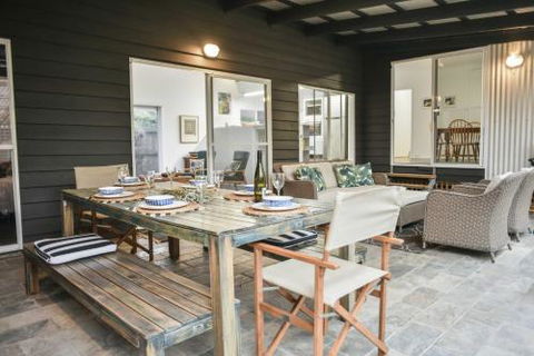 Currimundi Beach House - 1min To Currimundi Lake & Beach - Accommodation ACT 2