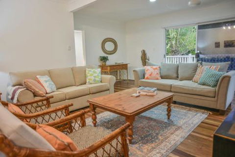 Currimundi Beach House - 1min To Currimundi Lake & Beach - Accommodation ACT 1
