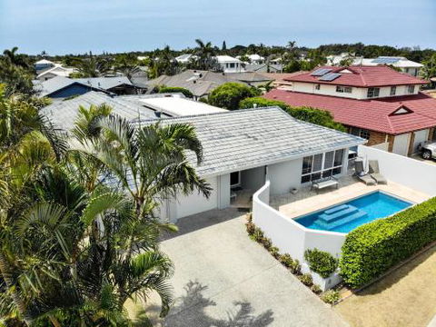 Relax At Bokarina Beach House Walk To Beach Relax By The Pool - Accommodation ACT 2