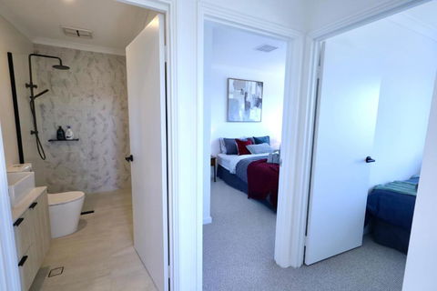 34 High End Quality Home - Glendalough - Sleeps 8 - Accommodation ACT 3