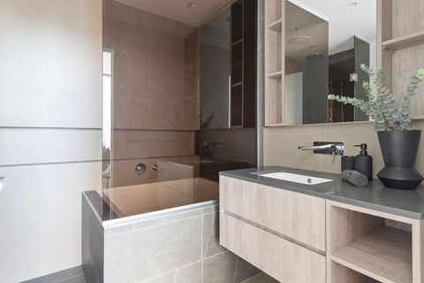 A 2BR Apt With Amazing City Views, FREE Parking - Accommodation ACT 2