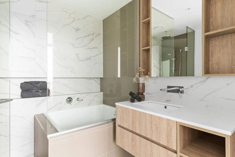 A Chic 2BR Apt With Panoramic Views FREE Parking - Accommodation ACT 4