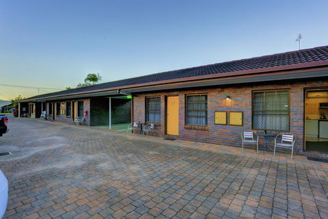 Chalet Motor Inn - Accommodation ACT 10