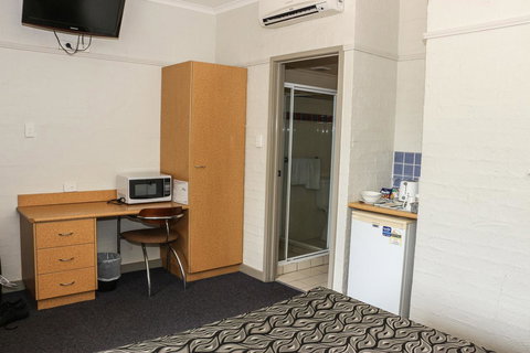 Salisbury Hotel Motel - Accommodation ACT 18