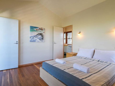 Laguna House - Accommodation ACT 7