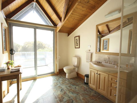 Mountain Seas Lodge - Accommodation ACT 14