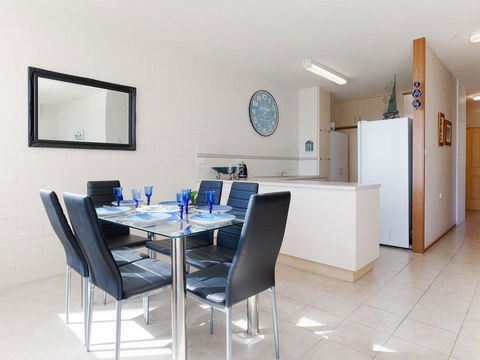1 'Little Hut', 20 Kurrawa Close - Spectacular Water Views, NBN & Air Conditioned - Accommodation ACT 3