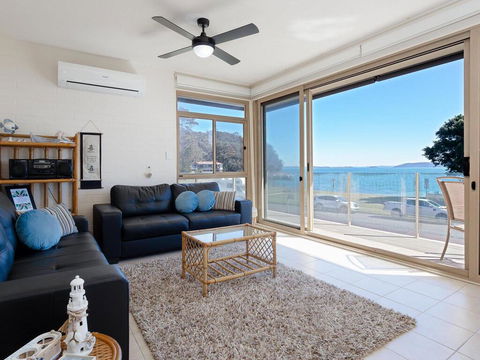 1 'Little Hut', 20 Kurrawa Close - Spectacular Water Views, NBN & Air Conditioned - Accommodation ACT 2