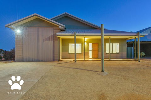 1 Kestrel Place - Great House With A Massive Garage - Accommodation ACT 0