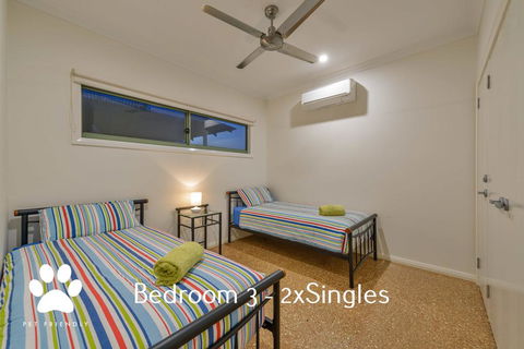 1 Kestrel Place - Great House With A Massive Garage - Accommodation ACT 3