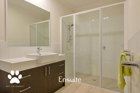 1 Kestrel Place - Great House With A Massive Garage - Accommodation ACT 2