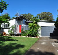 10 Double Island Drive - Modern family home centrally located swimming pool  outdoor area - Accommodation ACT