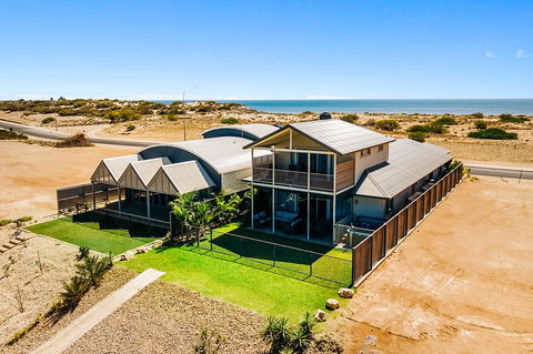 108 Madaffari Drive - Caretta - Luxurious Marina Home With A Spa And Free WiFi - Accommodation ACT 0