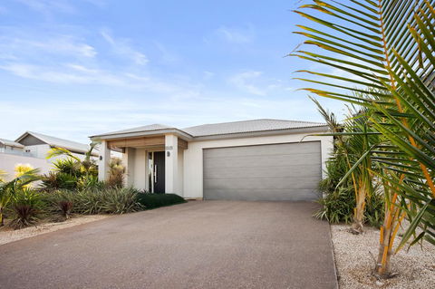 108 Madaffari Drive - Caretta - Luxurious Marina Home With A Spa And Free WiFi - Accommodation ACT 2