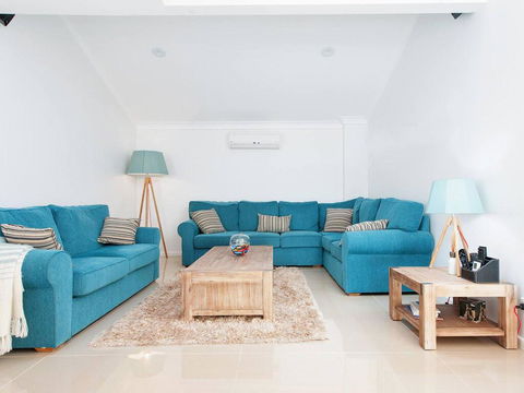 15 'The Moorings', 4 Cromarty Road - Stunning With Water Views & Pool - Accommodation ACT 2