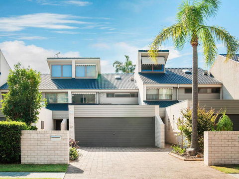 15 'The Moorings', 4 Cromarty Road - Stunning With Water Views & Pool - Accommodation ACT 0