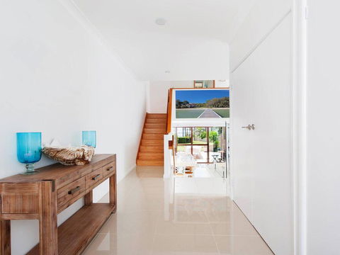 15 'The Moorings', 4 Cromarty Road - Stunning With Water Views & Pool - Accommodation ACT 1