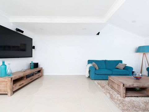 15 'The Moorings', 4 Cromarty Road - Stunning With Water Views & Pool - Accommodation ACT 3