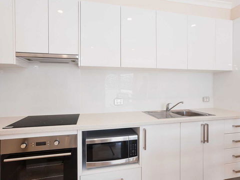 2 'Hibiscus Court' 9 Government Road - Fantastic Air Conditioned 3 Bedroom Unit - Accommodation ACT 2
