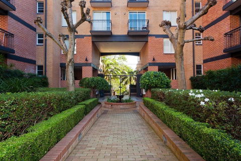 2 Bed Sydney Executive Apt Close To City - Accommodation ACT 3